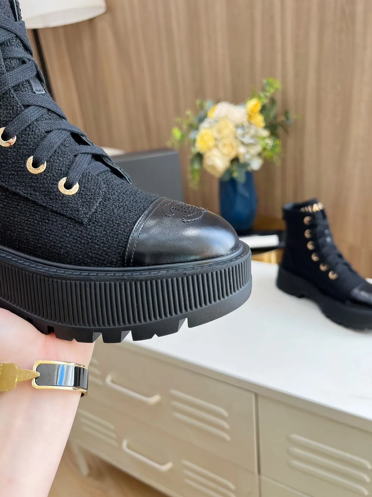 👟👟Ex-factory price 560👟👟 The original model of the new autumn and winter Chanel ankle boots✅ The strap design is super easy to put on and take off, the toe logo is electro-embroidered, the tongue is also a metal brand logo, fabric: special material, lining/foot pads: cow lining, ultra-light rubber non-slip and wear-resistant outsole, color: black, white, blue, code number: 34-41 (34, 41 need to be customized) Packaging: cloth bag card